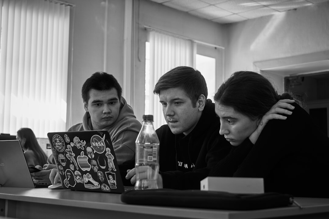 spanish students coding together