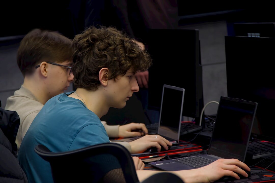 spanish students coding together