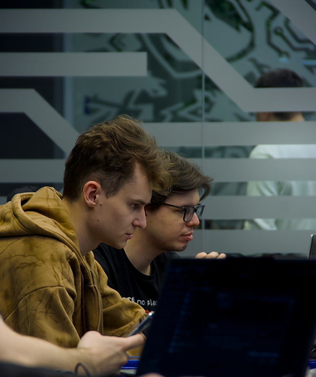 spanish students coding together